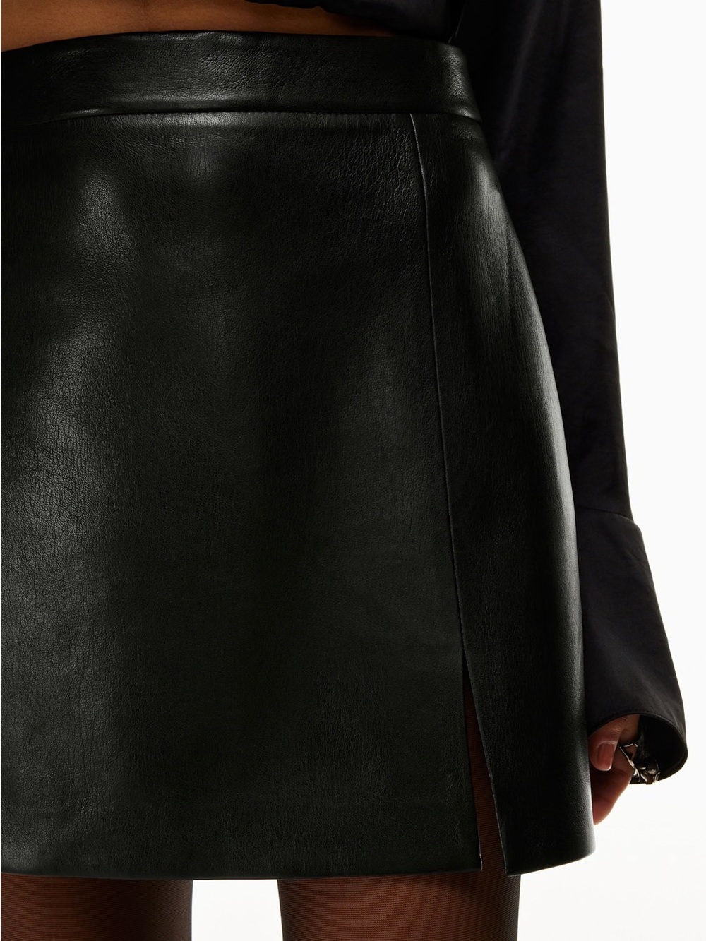 WILFRED • aritzia Patio mini skirt black vegan leather size 4 high waisted 79499 - Picture 4 of 9